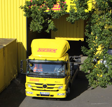 LKW vor Lagerhalle